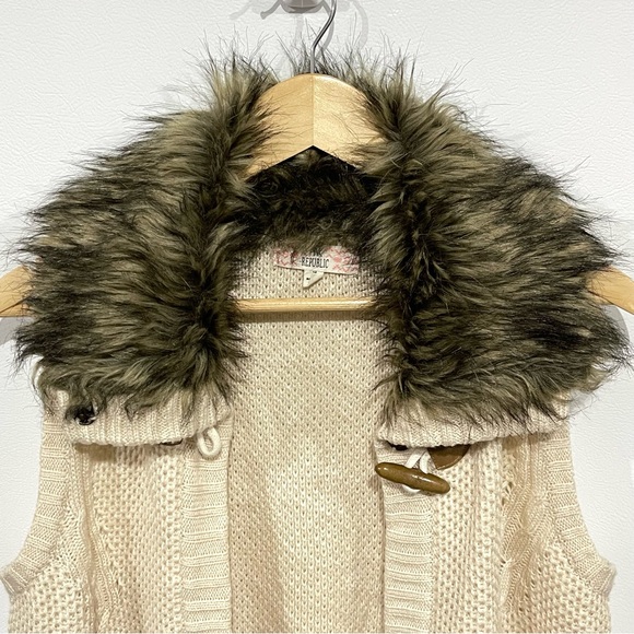 NWOT Pink Republic Faux Fur Collar Wooden Toggle Button Front Sweater Vest - Picture 4 of 16